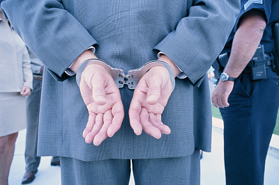 員工被行政拘留 用人單位可否以曠工為由解除勞動合同？